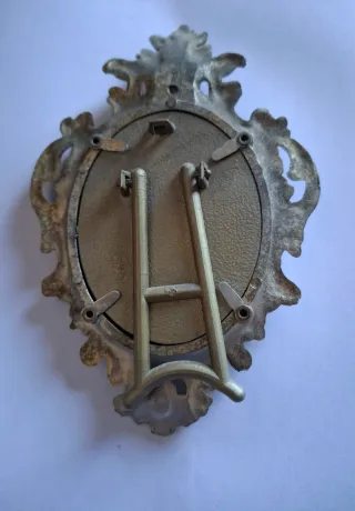 Marco dorado ovalado.