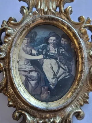 Marco dorado ovalado.