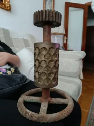 Molde de bronce y hierro con engranaje