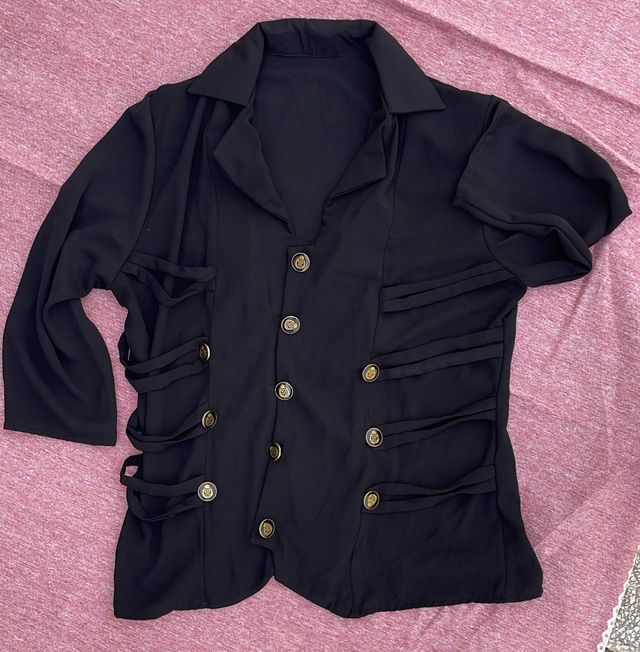 Blusa negra con botones dorados