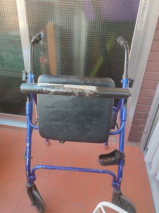 Andador con asiento y cesta