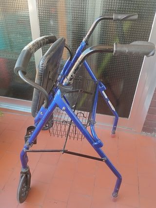 Andador con asiento y cesta