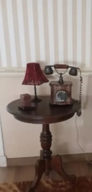 Mesa auxiliar de madera