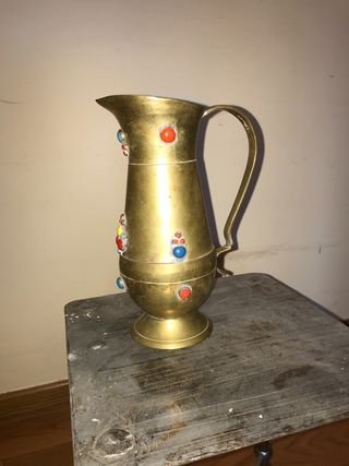 Jarra de latón con incrustaciones de piedras