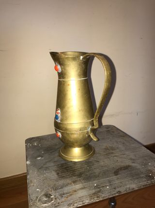 Jarra de latón con incrustaciones de piedras