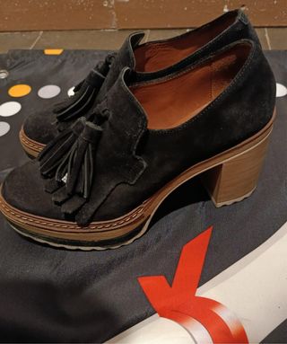 Zapatos negros con flecos y tacón