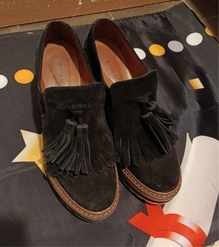 Zapatos negros con flecos y tacón