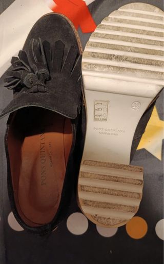 Zapatos negros con flecos y tacón