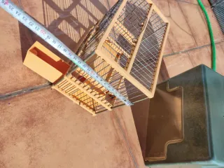 Jaula para pájaros de madera y metal