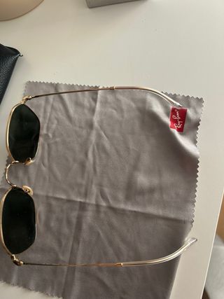Gafas de sol Ray-Ban doradas y negras