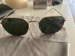 Gafas de sol Ray-Ban doradas y negras