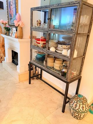 Vitrina de madera con puertas de cristal