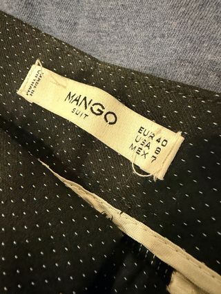 Pantalón de vestir negro con lunares