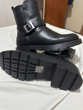 Botas pretas com fivela