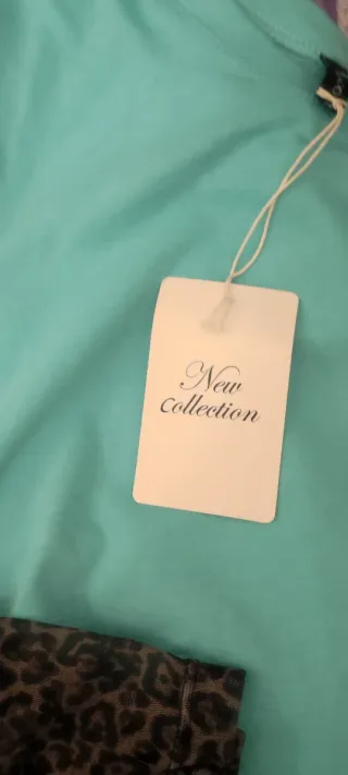 T-shirt blu e viola con maniche