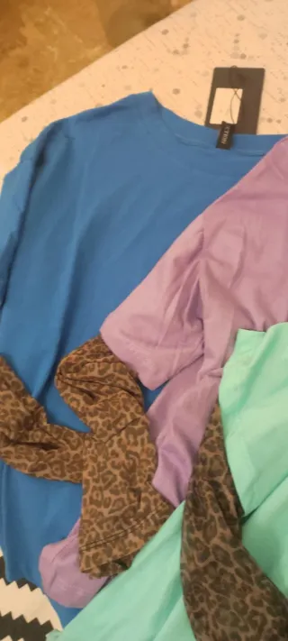 T-shirt blu e viola con maniche