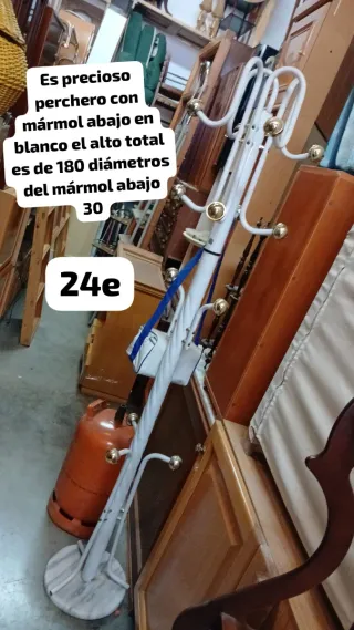 Perchero de metal con pie de mármol.