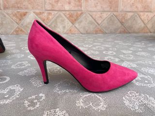 Zapatos de tacón negros talla 39y fucsia talla 40