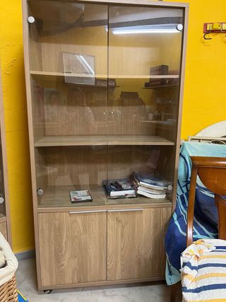 Vitrina de madera y cristal con ruedas