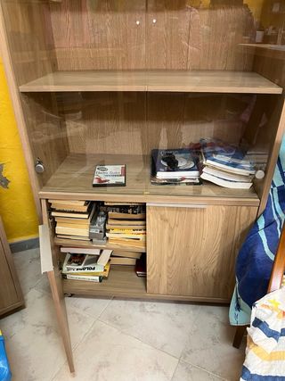 Vitrina de madera y cristal con ruedas