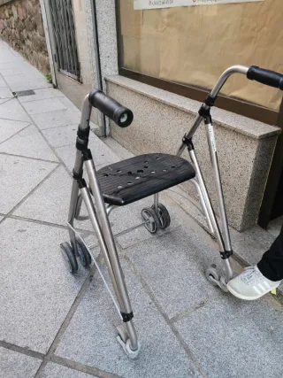 Andador con asiento y ruedas
