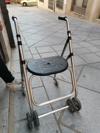 Andador con asiento y ruedas