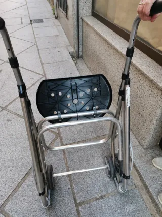 Andador con asiento y ruedas