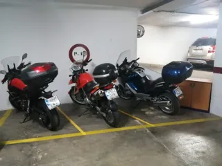 Alquilo plaza de garaje para moto.