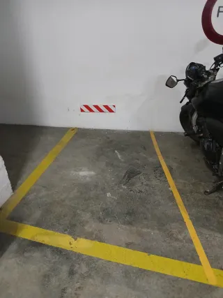 Alquilo plaza de garaje para moto.