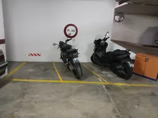 Alquilo plaza de garaje para moto.