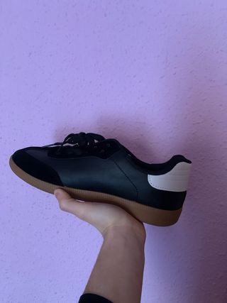 Zapatillas deportivas negras y blancas