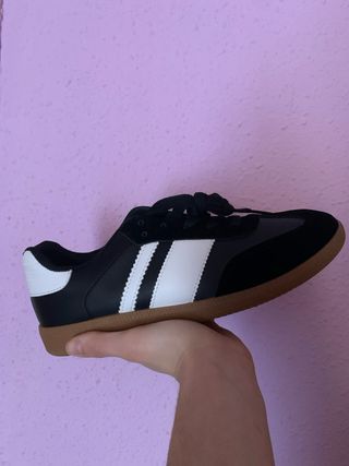 Zapatillas deportivas negras y blancas