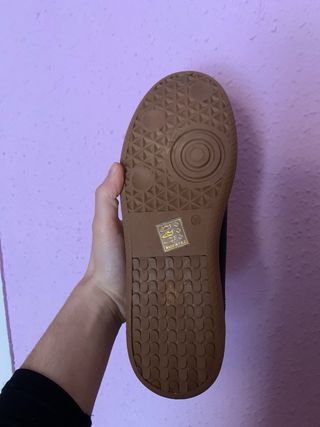 Zapatillas deportivas negras y blancas