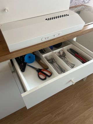 Cocina modular blanca y madera