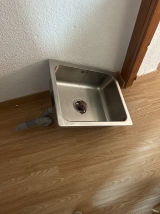 Cocina modular blanca y madera