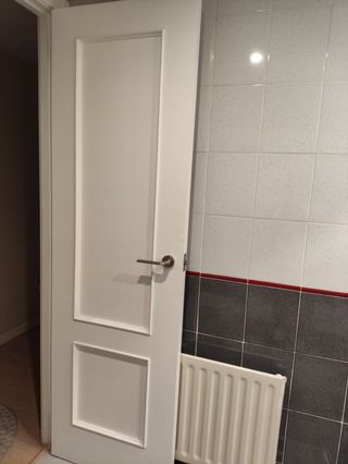 cuarto de baño completo con sanitarios y muebles