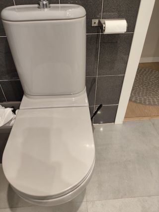 cuarto de baño completo con sanitarios y muebles