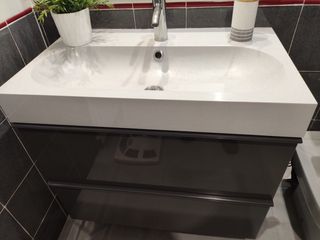 cuarto de baño completo con sanitarios y muebles