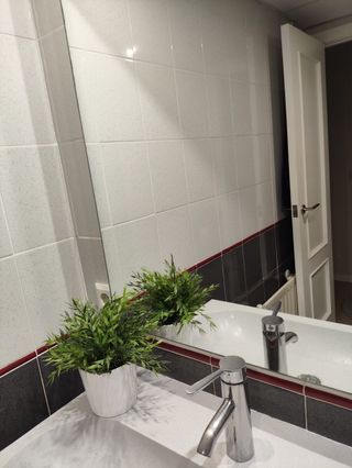 cuarto de baño completo con sanitarios y muebles