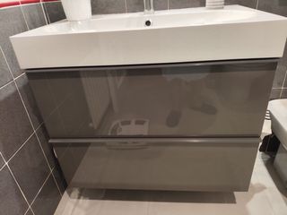 cuarto de baño completo con sanitarios y muebles