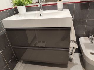 cuarto de baño completo con sanitarios y muebles