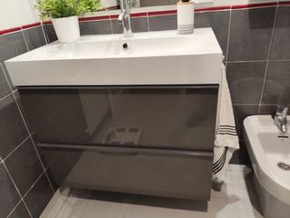 cuarto de baño completo con sanitarios y muebles