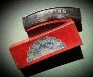 Antigua armónica en su caja original francesa