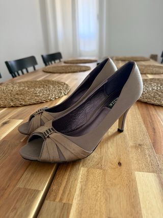 Zapatos de tacón Furiezza beige y morado