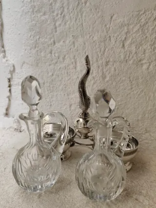 Vinagrera antigua de plata y cristal