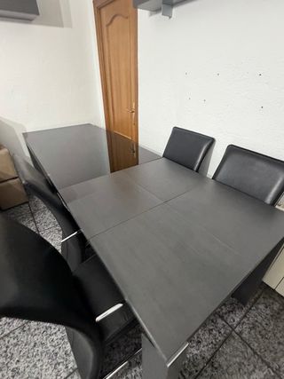 Mesa de comedor de cristal negra