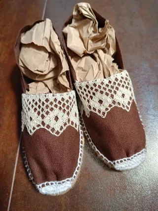 Alpargatas nuevas marrones con puntilla blanca N35