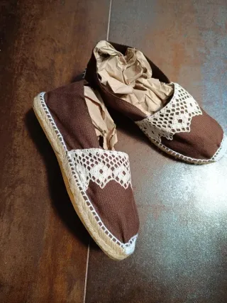 Alpargatas nuevas marrones con puntilla blanca N35