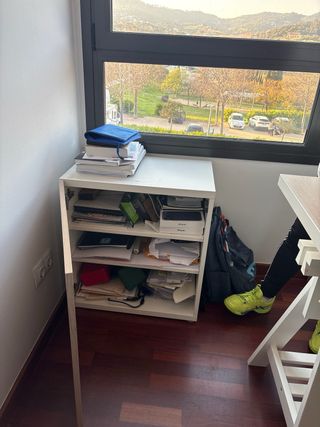 Mueble de madera marrón