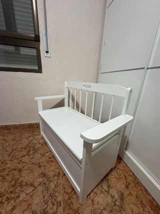 Banquito de madera blanco